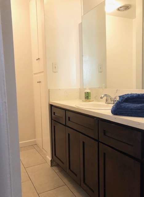 Lots of cabinet space - 15483 Moorpark St