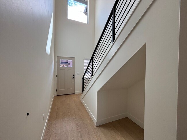 Building Photo - HURRICANE TOWNHOME FOR RENT!