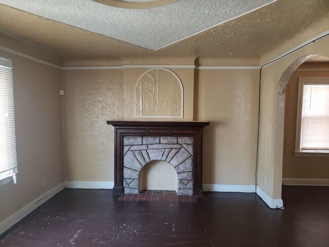 Building Photo - Upper unit