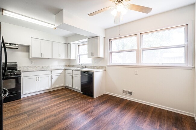 Building Photo - Spacious 3 Bedroom 1Bath Lower Duplex in P...