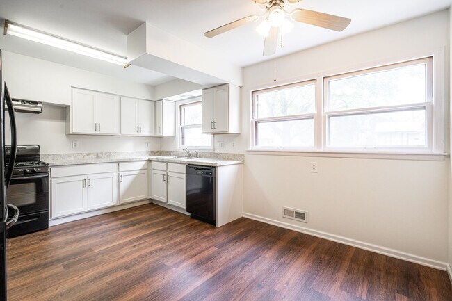 Foto del edificio - Spacious 3 Bedroom 1Bath Lower Duplex in P...
