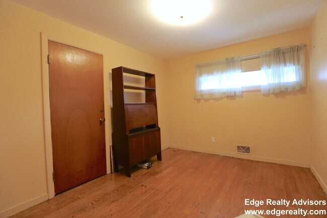 Building Photo - 155 Kenrick St