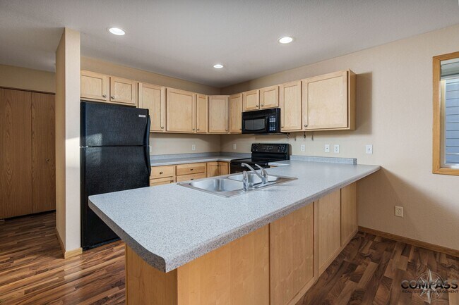 Foto del edificio - SPACIOUS UPDATED TOWNHOME WITH IN-UNIT LAU...