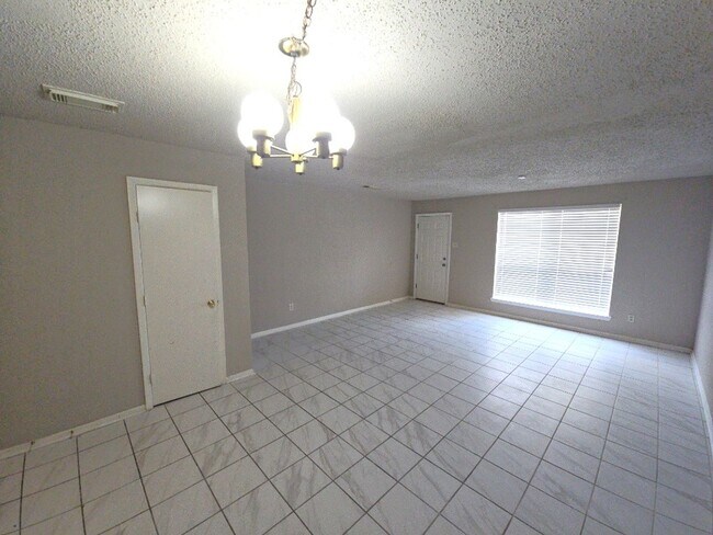 Foto del edificio - 15625 Weldon Dr