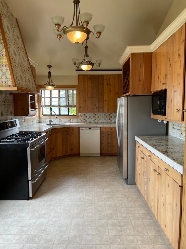 kitchen - 1463 Wellesley Ave