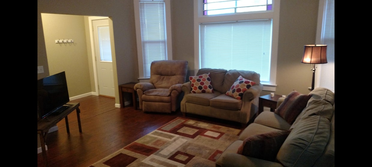 Living room - 730 N Broad St