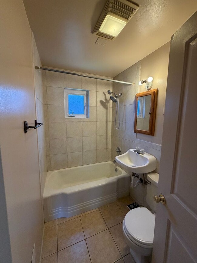 Building Photo - Spacious 1 bedroom, 1 bath Apartment with Tile Throughout!