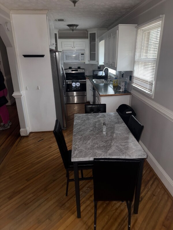 Building Photo - 2016 Cleburne Pkwy