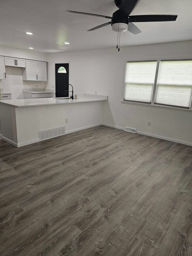 Foto principal - 350 Crestline Ct