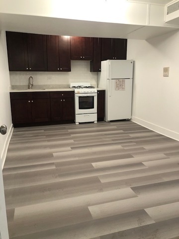 Building Photo - 450 W St James Pl