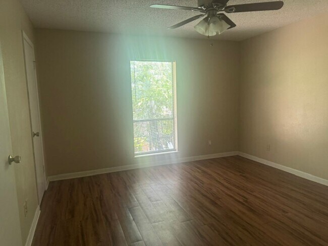 Building Photo - 510 Rosedale Dr
