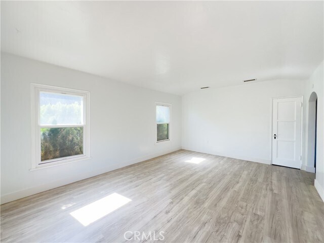Foto del edificio - 335 W Hillcrest Blvd