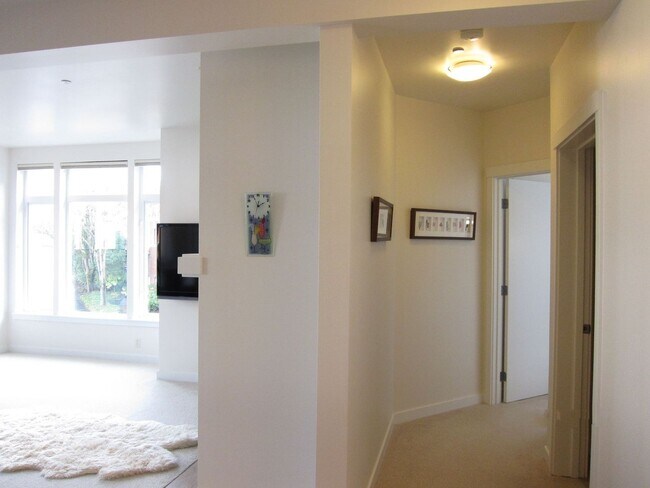 Foto del edificio - Stunning 2 Bedroom 2 Bath condo, with 2 Parking spots in the heart of vibrant Kirkland for Rent