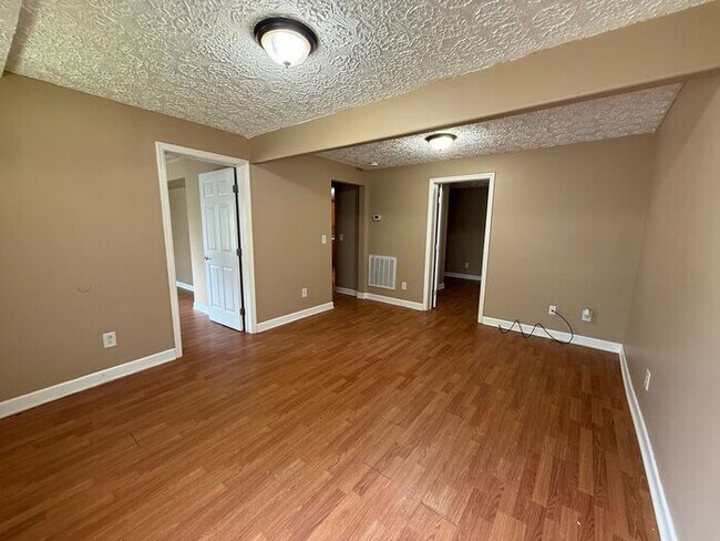 Building Photo - Charming 2 Bedroom House in Woodbine