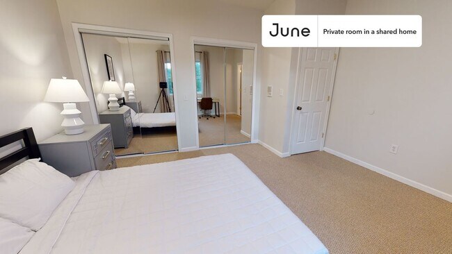Foto del edificio - Private bedroom in 8 bed/5 bath Home