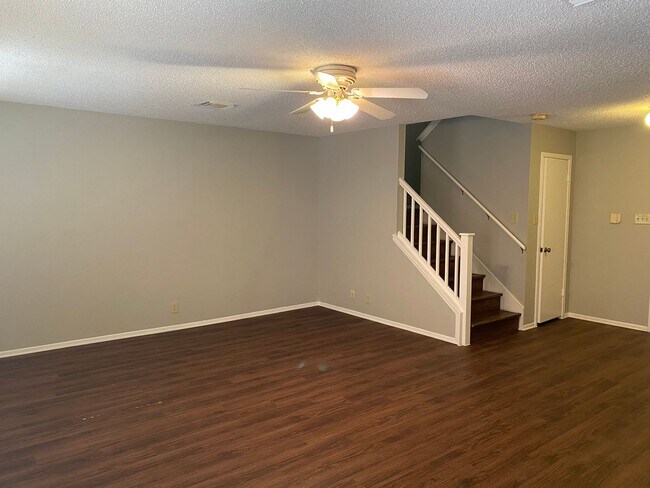 Building Photo - 3 Bedroom 2 1/2 bath Parkwood Subdivision