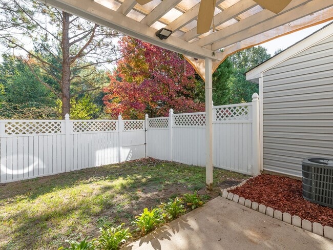 Building Photo - Super Townhouse with 2 MASTER BEDROOMS!