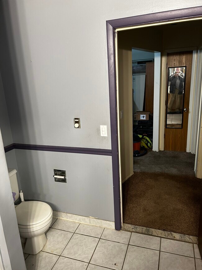 Baño con vista al pasillo - Oak Forest Apartments