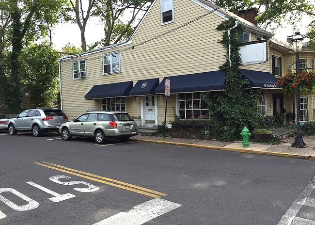 Vista de la entrada en la esquina de 12 Stockton Avenue y Historic Ferry Street, New Hope, Condado de Bucks, Pensilvania. - 12 Stockton Avenue