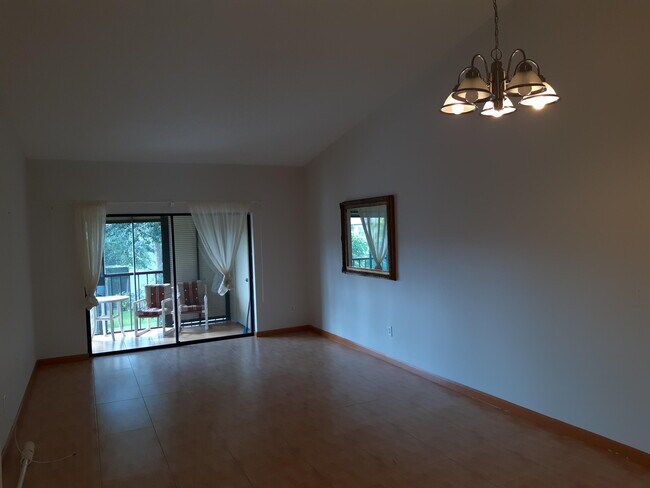 Foto del edificio - 7843 Willow Spring Dr