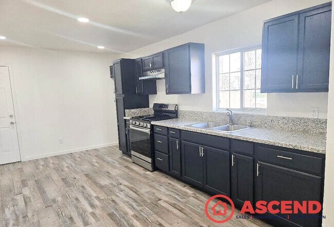 Foto del edificio - 3 Bedroom | 1 Bathroom Apartment — Delano
