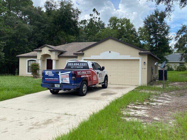 Building Photo - Desirable SW Ocala Neighborhood 3/2/2 **Wo...