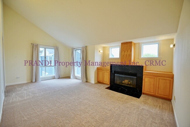 Foto del edificio - Wood burning fireplace in this updated 2 b...