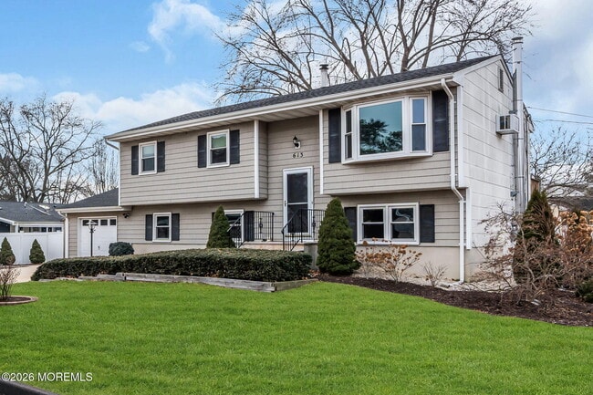 Building Photo - 613 Champlain St