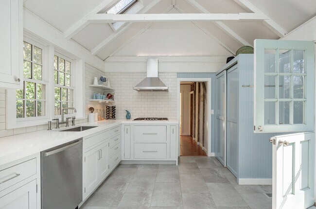 Foto del edificio - 134 Three Mile Harbor Rd