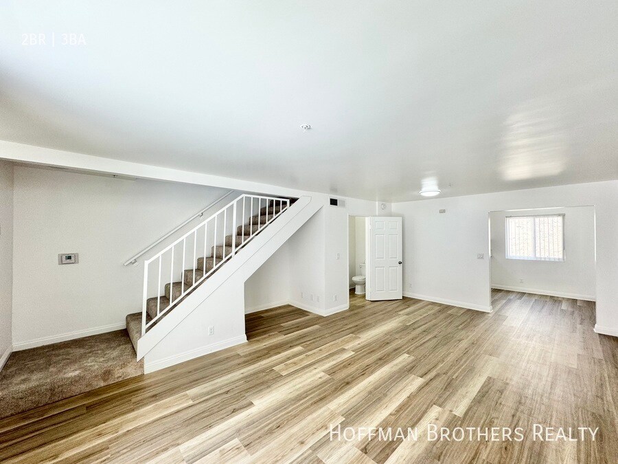 Primary Photo - 16033 Vanowen St