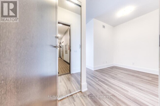 Building Photo - 15 Viking Ln