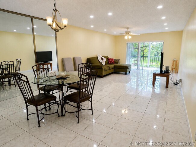 Foto del edificio - 6101 N Falls Cir Dr