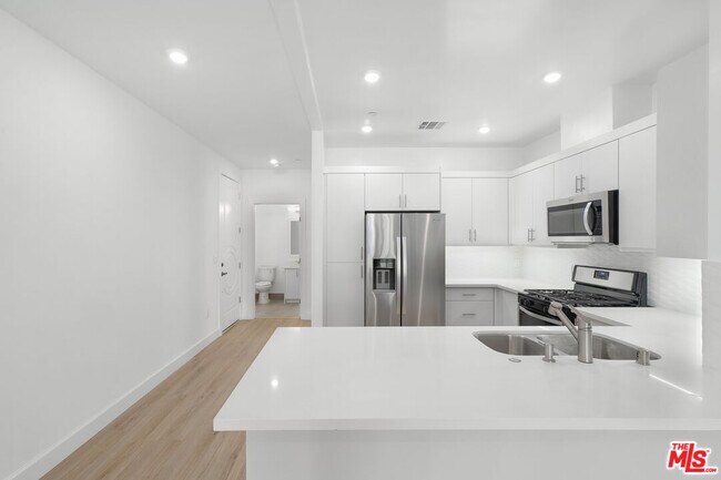 Foto del edificio - 1832 S Barrington Ave