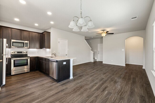 Building Photo - AVAILABLE NOW! GORGEOUS 3 BEDROOM DUPLEX L...