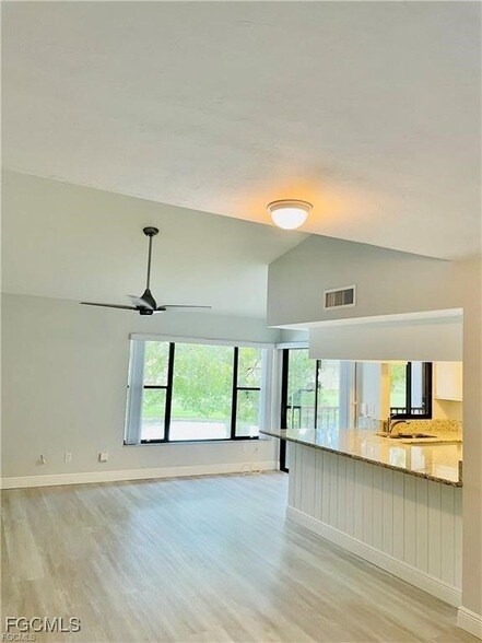 Foto del edificio - 5650 Trailwinds Dr