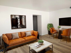 Building Photo - 21 University Dr