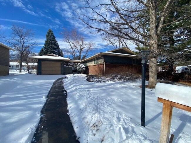 Building Photo - Cozy 3 Bedroom 2 Bathroom Home - Spacious ...