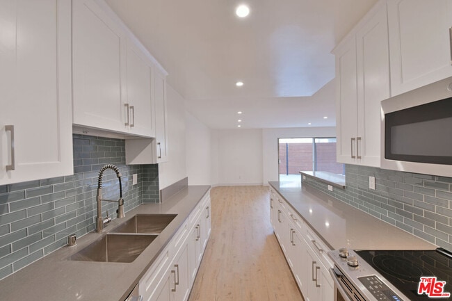 Building Photo - 136 S Palm Dr