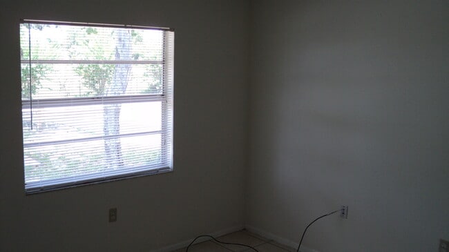 Building Photo - 509 S Pine Ave