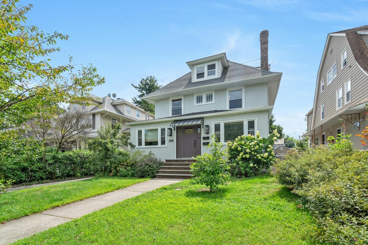 Primary Photo - 288 Claremont Ave