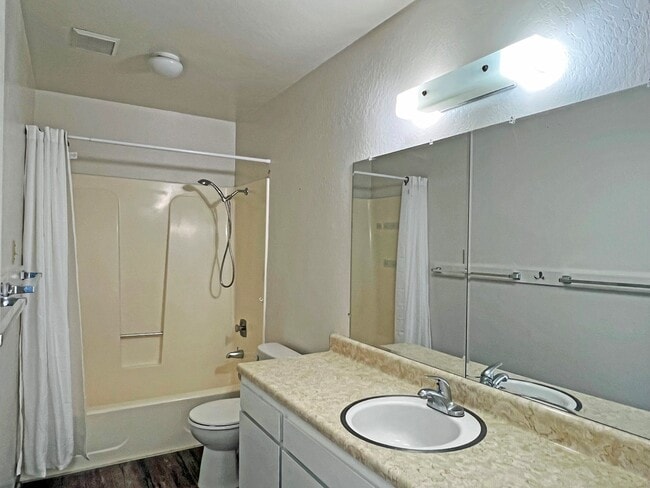 Building Photo - 146 Gibson St