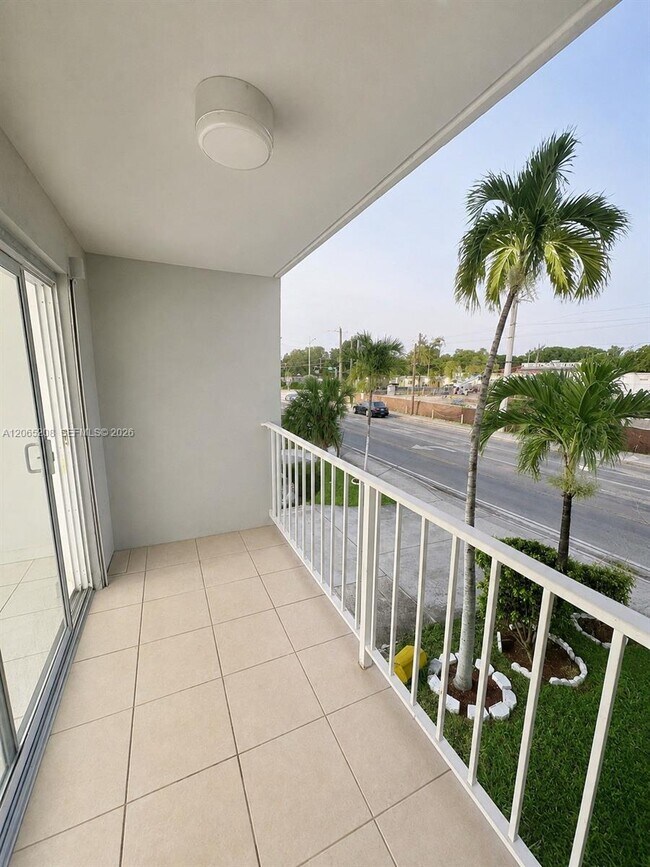Foto del edificio - 555 NE 123rd St