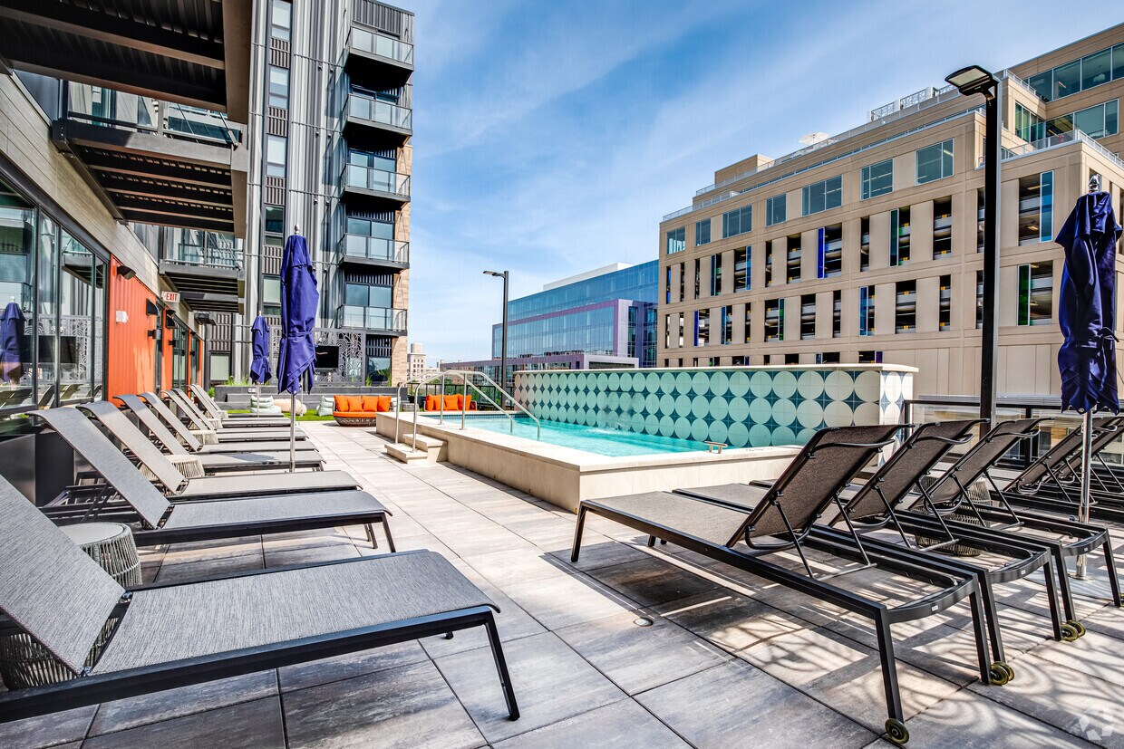 Piscina al aire libre | The Bohen | Apartamentos de lujo para alquilar en Minneapolis - The Bohen Apartments
