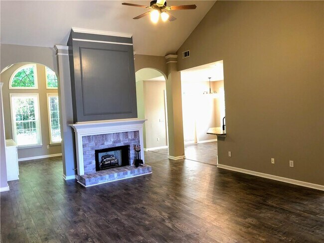 Foto del edificio - 3360 Ridgeland Pl