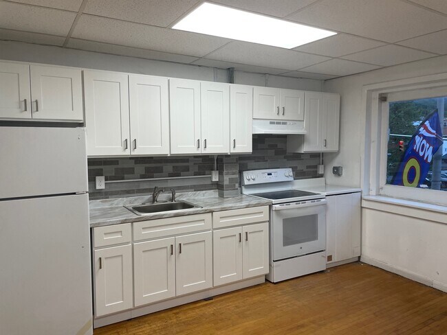 Building Photo - 204 N Centre St