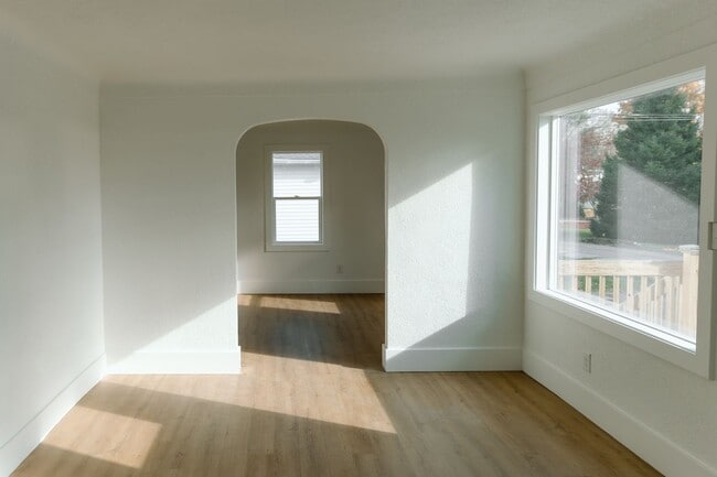 Building Photo - 114 Baker St