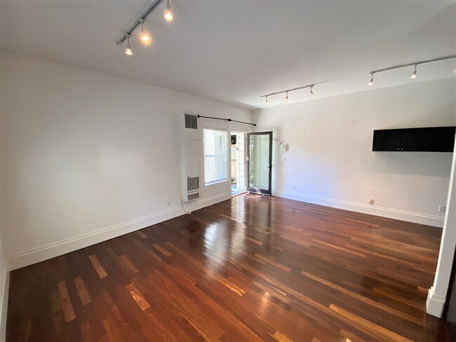 Building Photo - 1067 Oak St