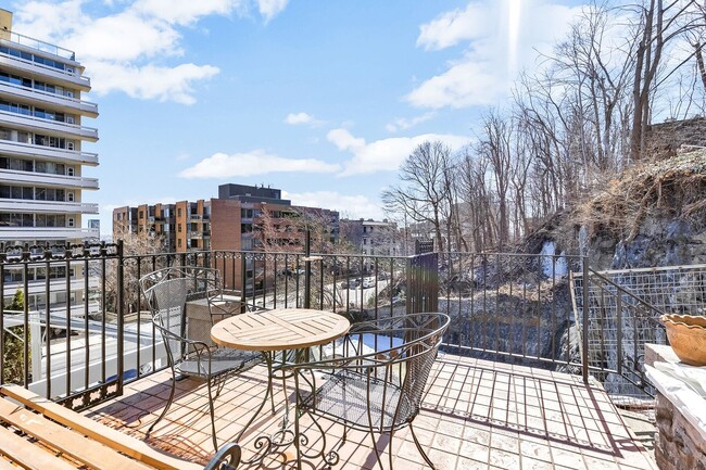 Photo du bâtiment - 1210 Rue Redpath-Crescent