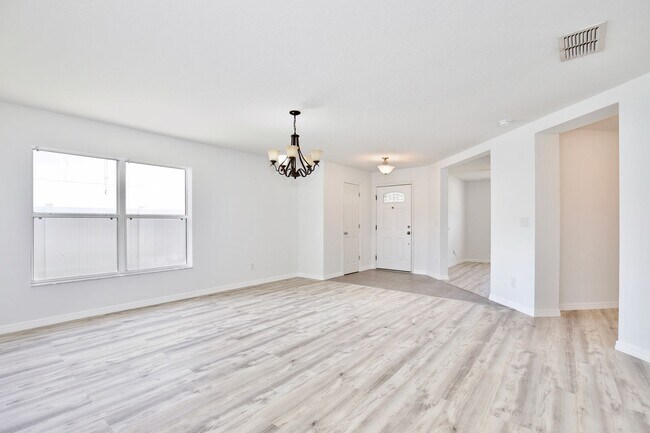 Foto del edificio - Beautiful 3/2 Spacious Home with a Bonus Room and a Large Fenced Backyard in Southern Fields - Cl...