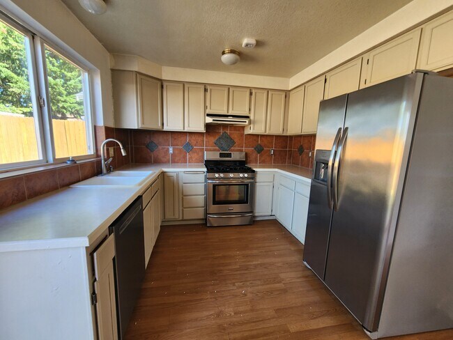 Building Photo - 6013 Thornbury Dr SE